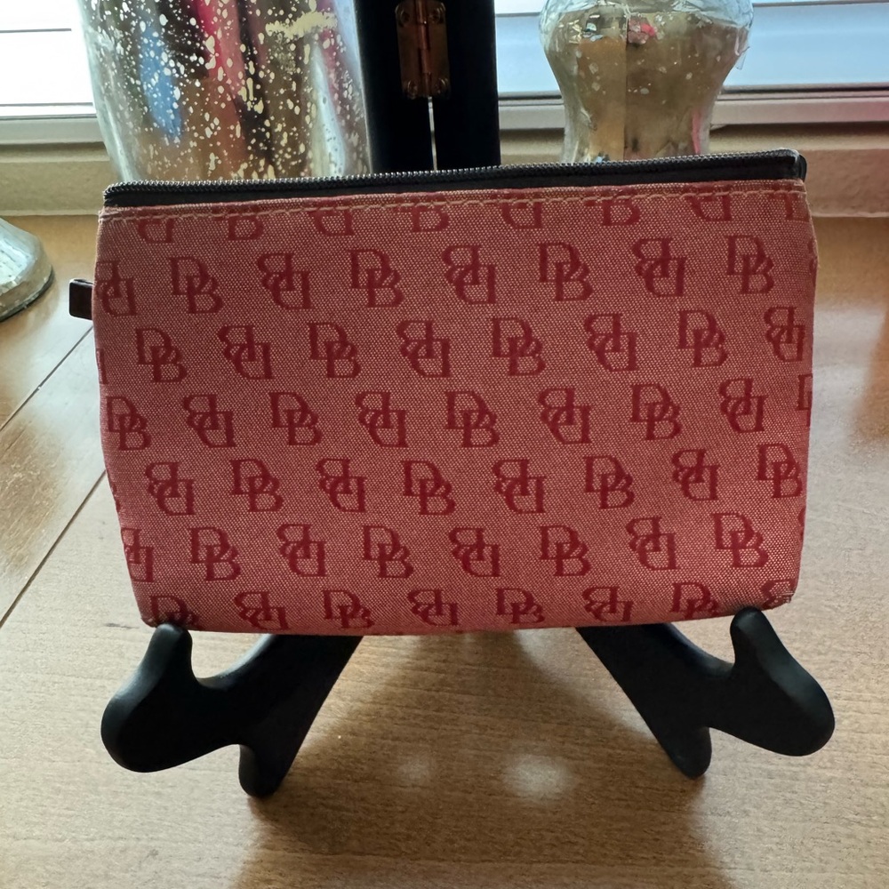 Dooney & Bourke Makeup Bag/Pouch in the Red Signature Fabric Print - Picture 2 of 6